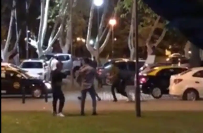 Dos jóvenes fueron baleados tras una pelea en La Fluvial y quedó todo registrado