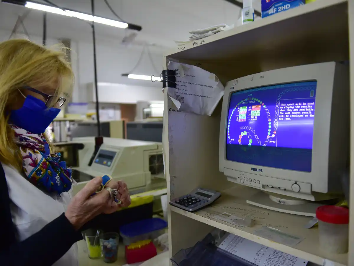 Los laboratorios privados ya hacen el hisopado para detectar coronavirus 