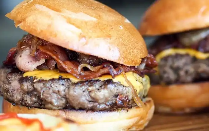 Cuidemos el medio ambiente: ¡Sigamos comiendo hamburguesas!