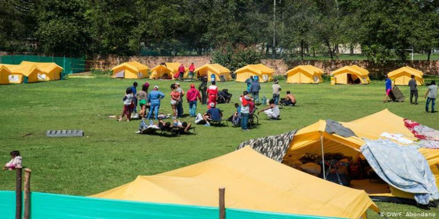 400 venezolanos varados en Bogotá aceptan levantar campamento y regresar al país