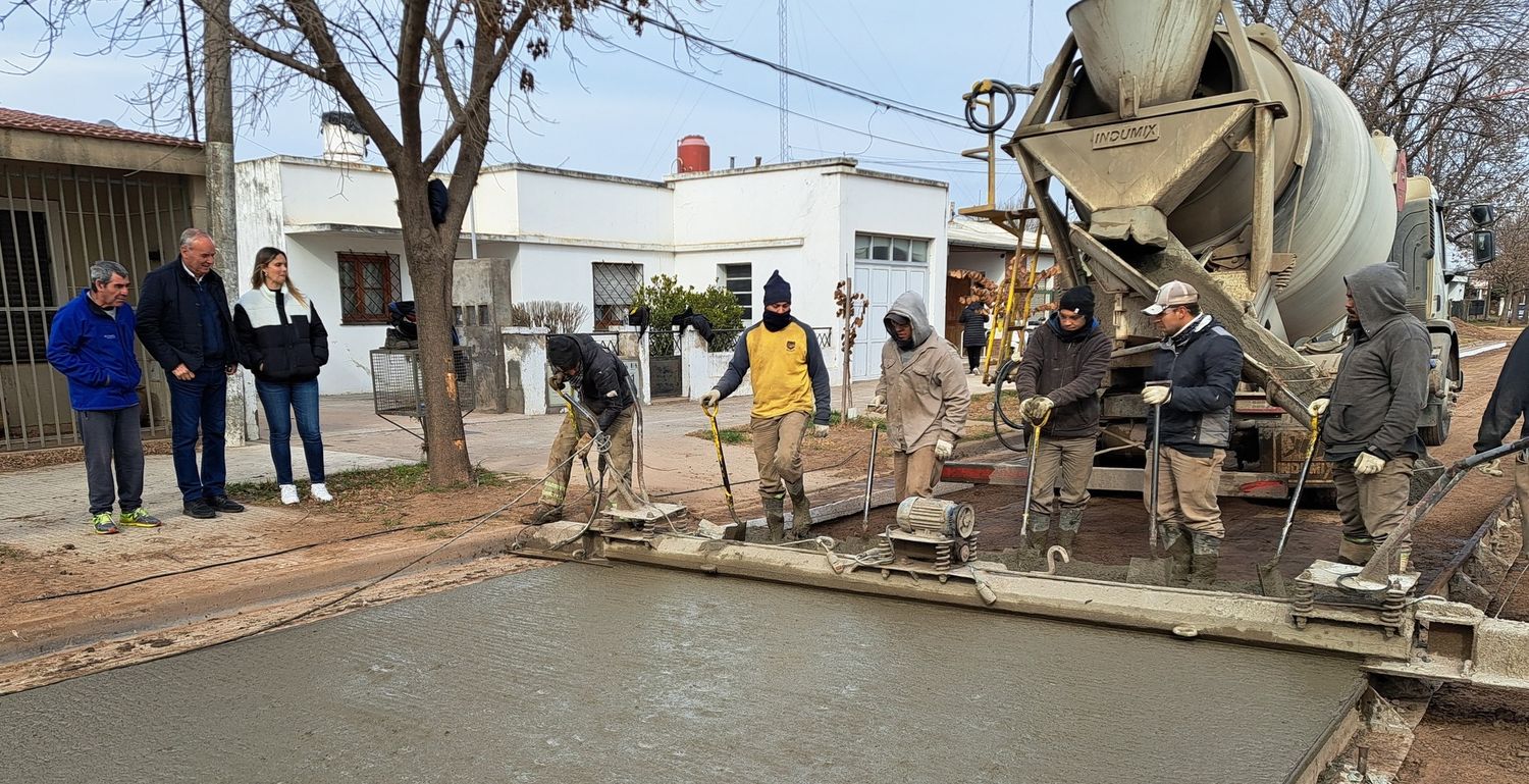 El intendente Gizi supervisando las obras. Foto: Municipalidad de Villa Cañás.