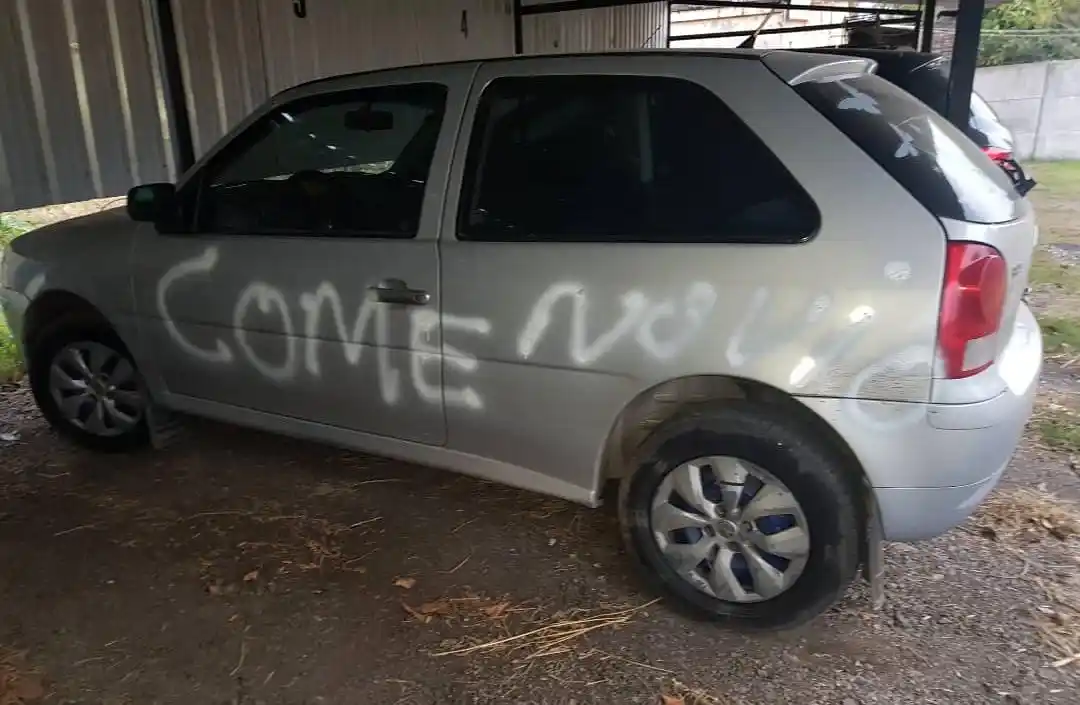 Una joven fue a buscar el auto a la cochera y se encontró con pintadas agraviantes