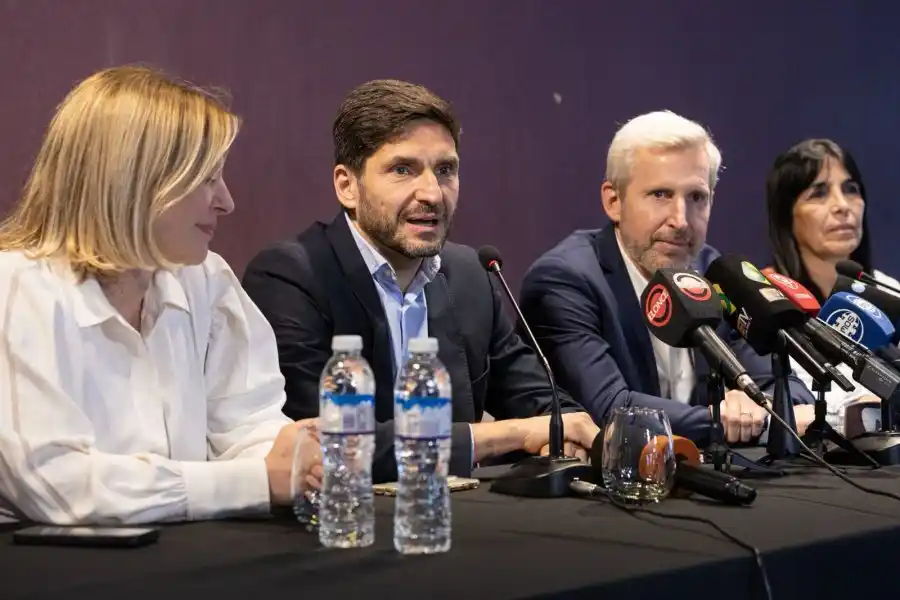 Los gobernadores electos de Santa Fe y Entre Ríos mantuvieron este miércoles en Paraná la primera reunión de trabajo conjunto con sus gabinetes. 