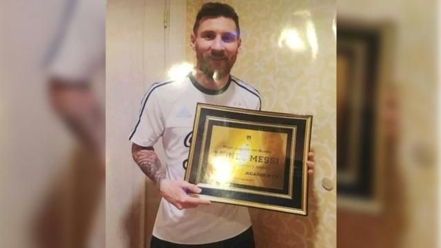 ¿Messi recibió un reconocimiento de La 12?