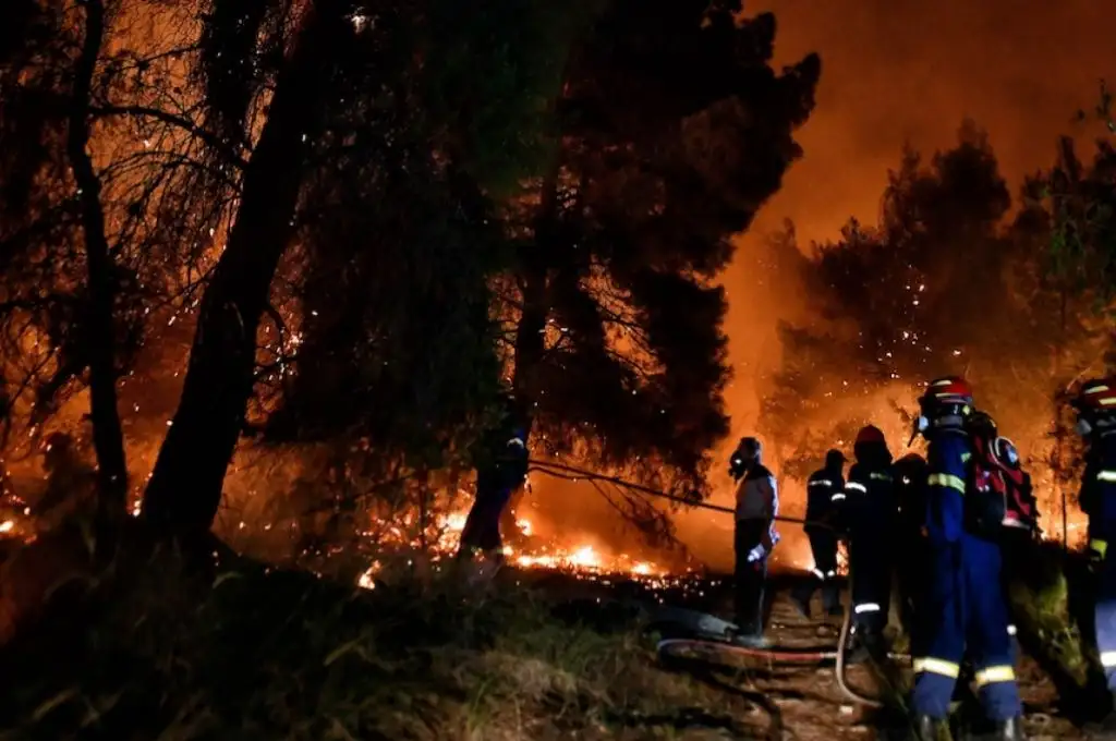 Los vientos multiplican los incendios en Grecia