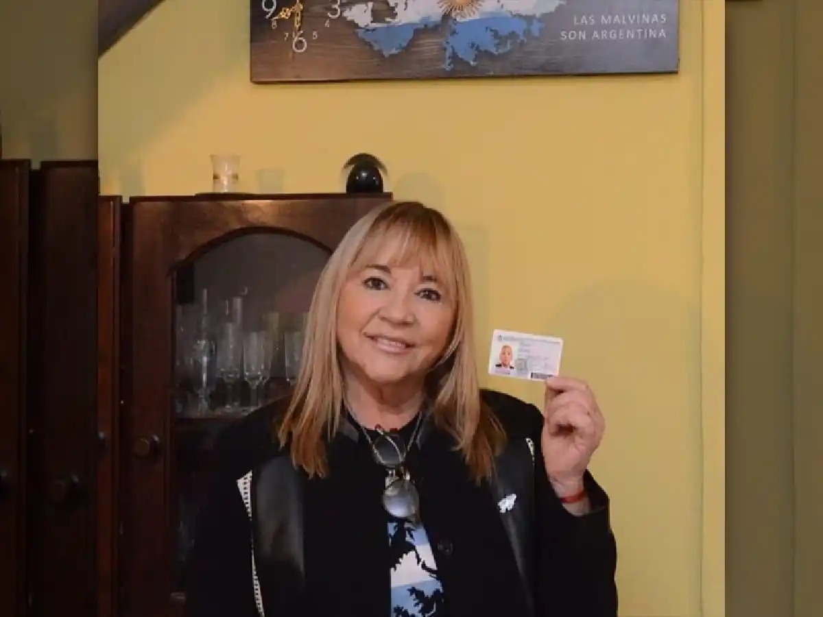 Tras ser reconocida como excombatiente, recibió su DNI como "heroína de guerra"