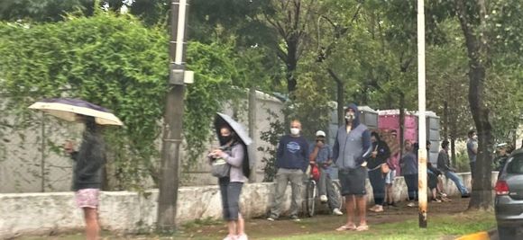 Coronavirus: bajo la lluvia, larga fila para testearse en Andar