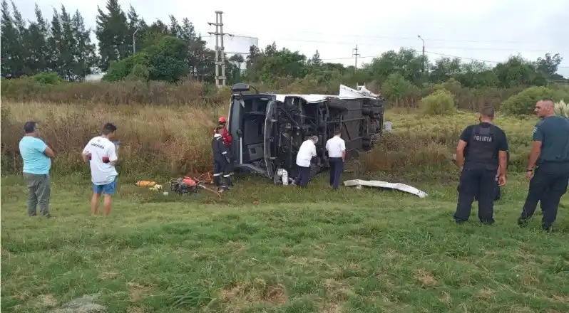 Volcó un colectivo en la Autopista Rosario – Santa Fe: trasladaron a una persona en helicóptero
