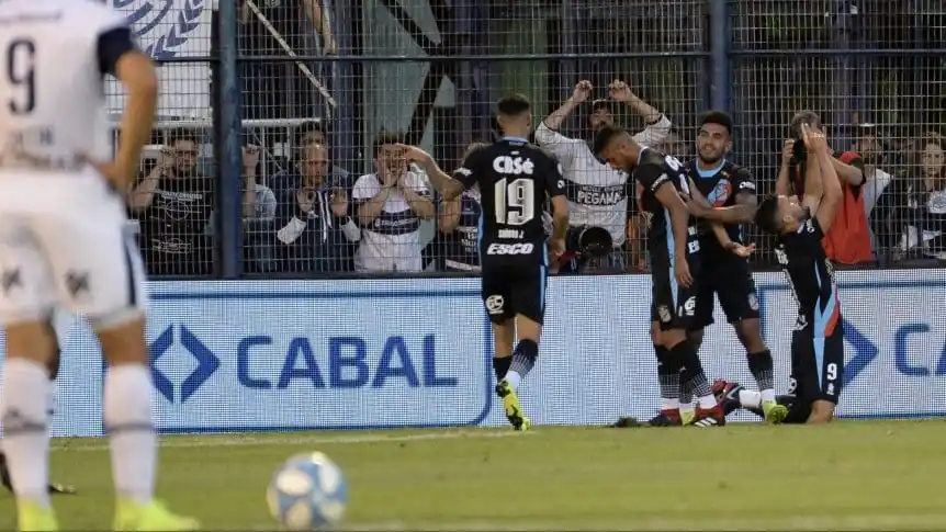 Gimnasia cayó ante Arsenal en la "vuelta" de Maradona