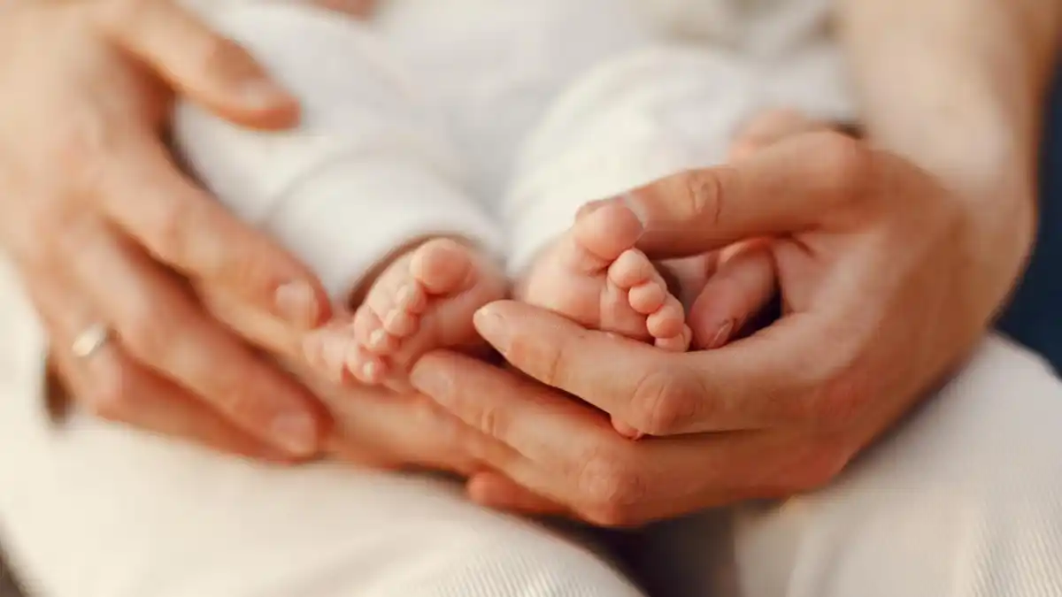 Nació de un embrión congelado en 1994 y ya es tío: el caso que conmueve al mundo