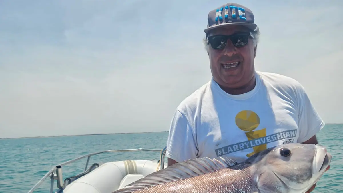 Borioni y su pesca, un salmón de casi 20 kilogramos en aguas de Claromecó