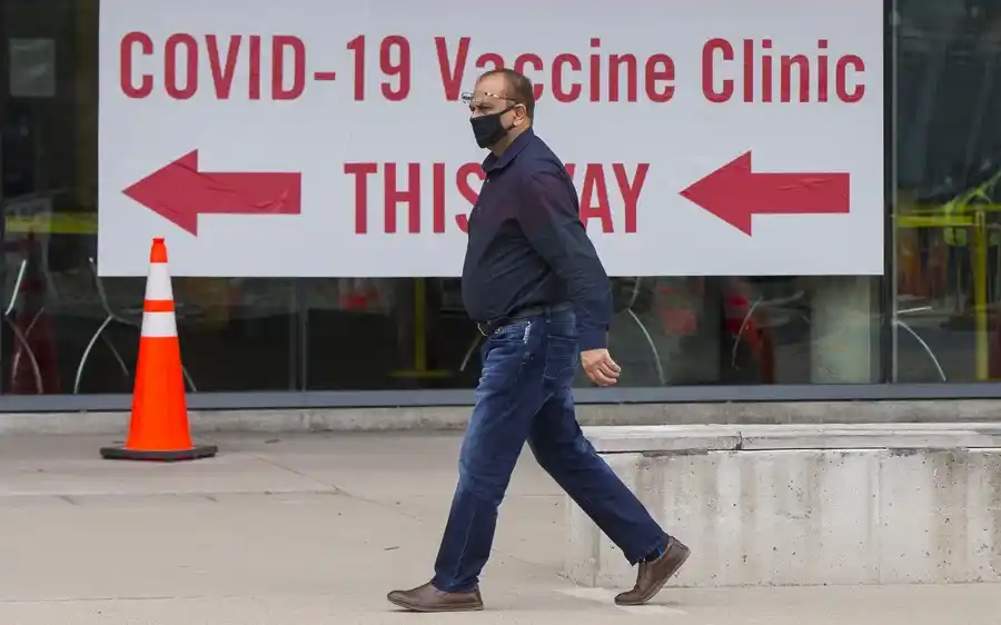 El recrudecimiento del Covid-19 amplía las restricciones mundiales