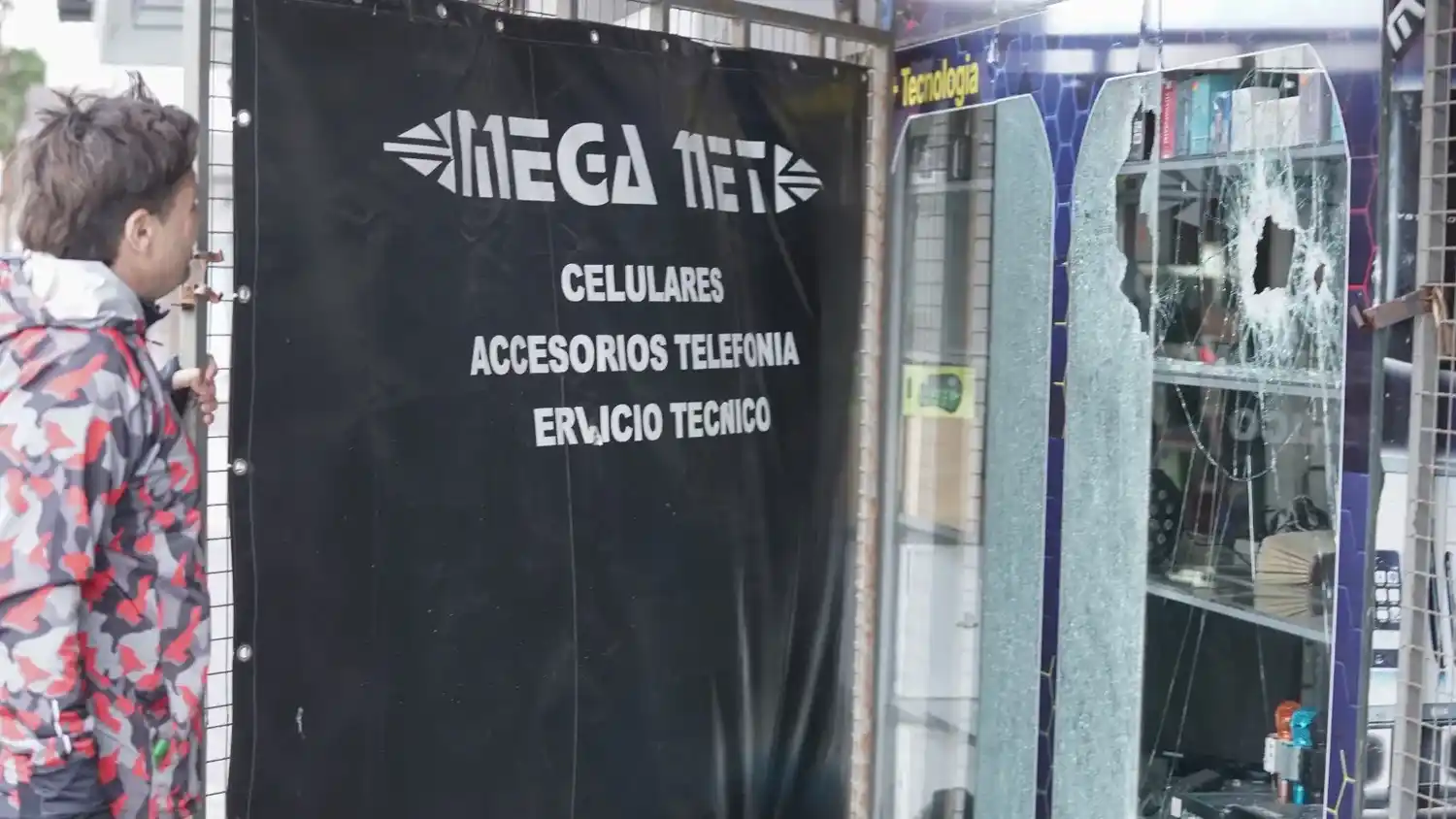 El comerciante Sebastián Copperi muestra a los periodistas de Ecos Diarios los daños ocasionados