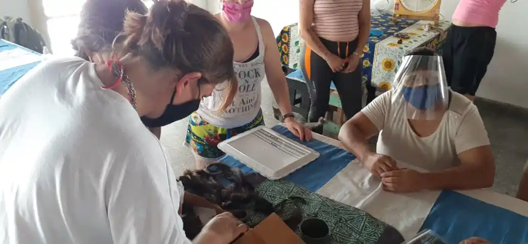 Cárcel de Mercedes se suma a elaborar pelucas para pacientes oncológicos