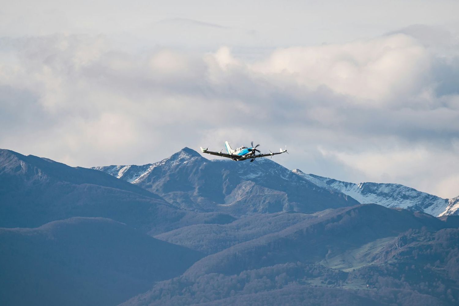 El prototipo EcoPulse realizó su primer vuelo híbrido