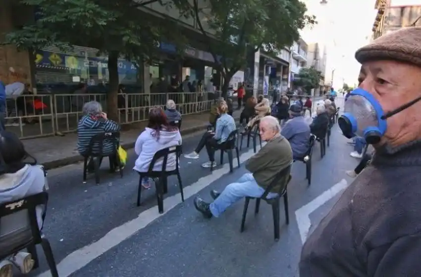 Disminuyó el caos en los bancos y Perotti consideró que la reacción fue »positiva»