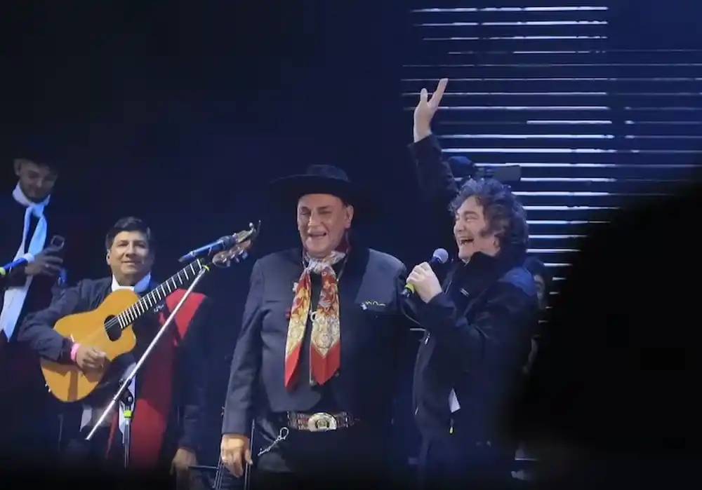 Show político de Milei en Jesús María: dúo con "El Chaqueño" y agradecimiento a los cordobeses