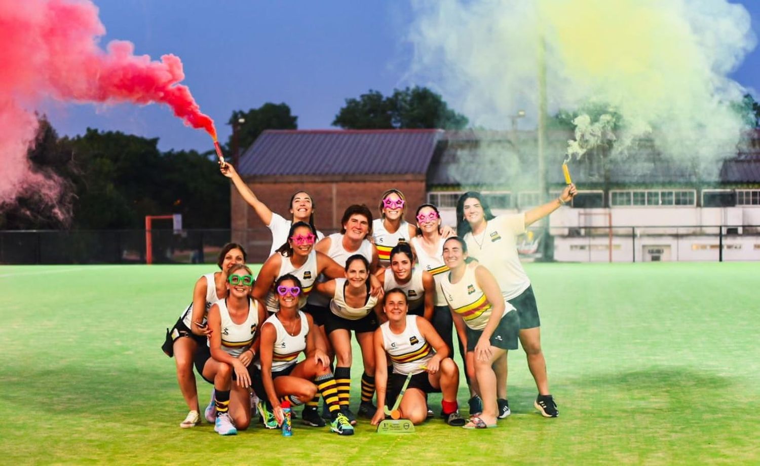 Festejo tricolor en el Polideportivo Municipal de Villa Elisa.