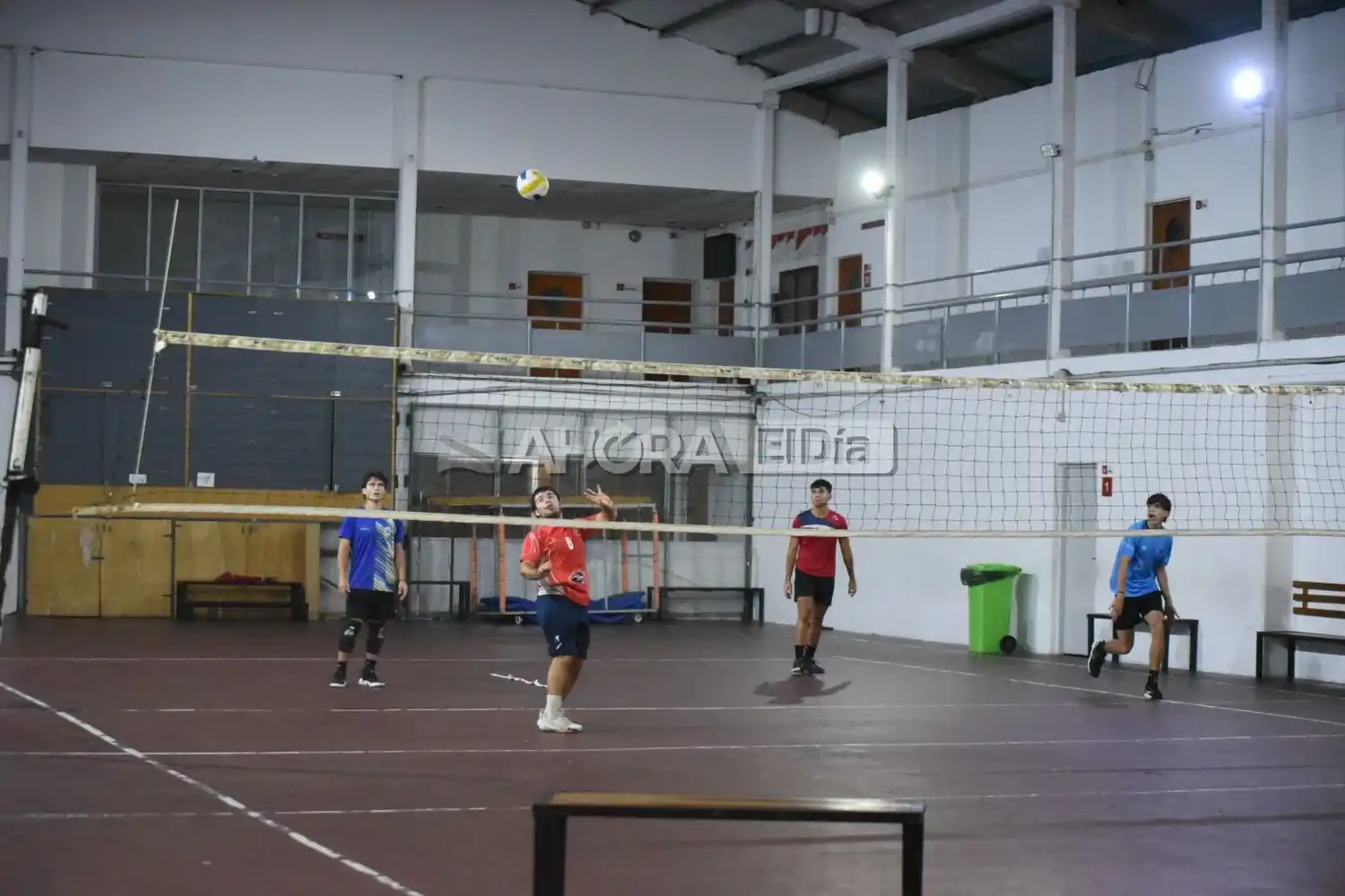 Entrenamiento de juveniles de Independiente, uno de los clubes modelos del vóleibol local (Crédito: MR Fotografía).