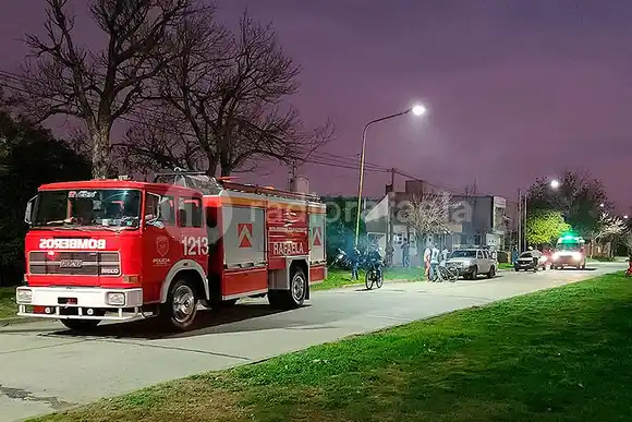 Se le prendió fuego la casa y los vecinos lo tuvieron que rescatar para que no se intoxique