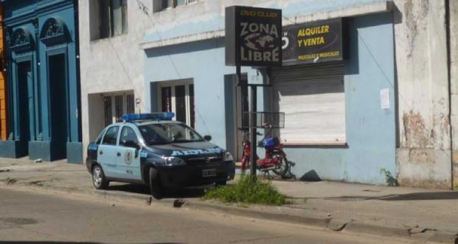Reproches, allanamiento y polémica