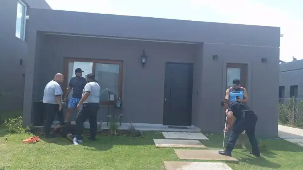 El sujeto fue reducido por la Policía.