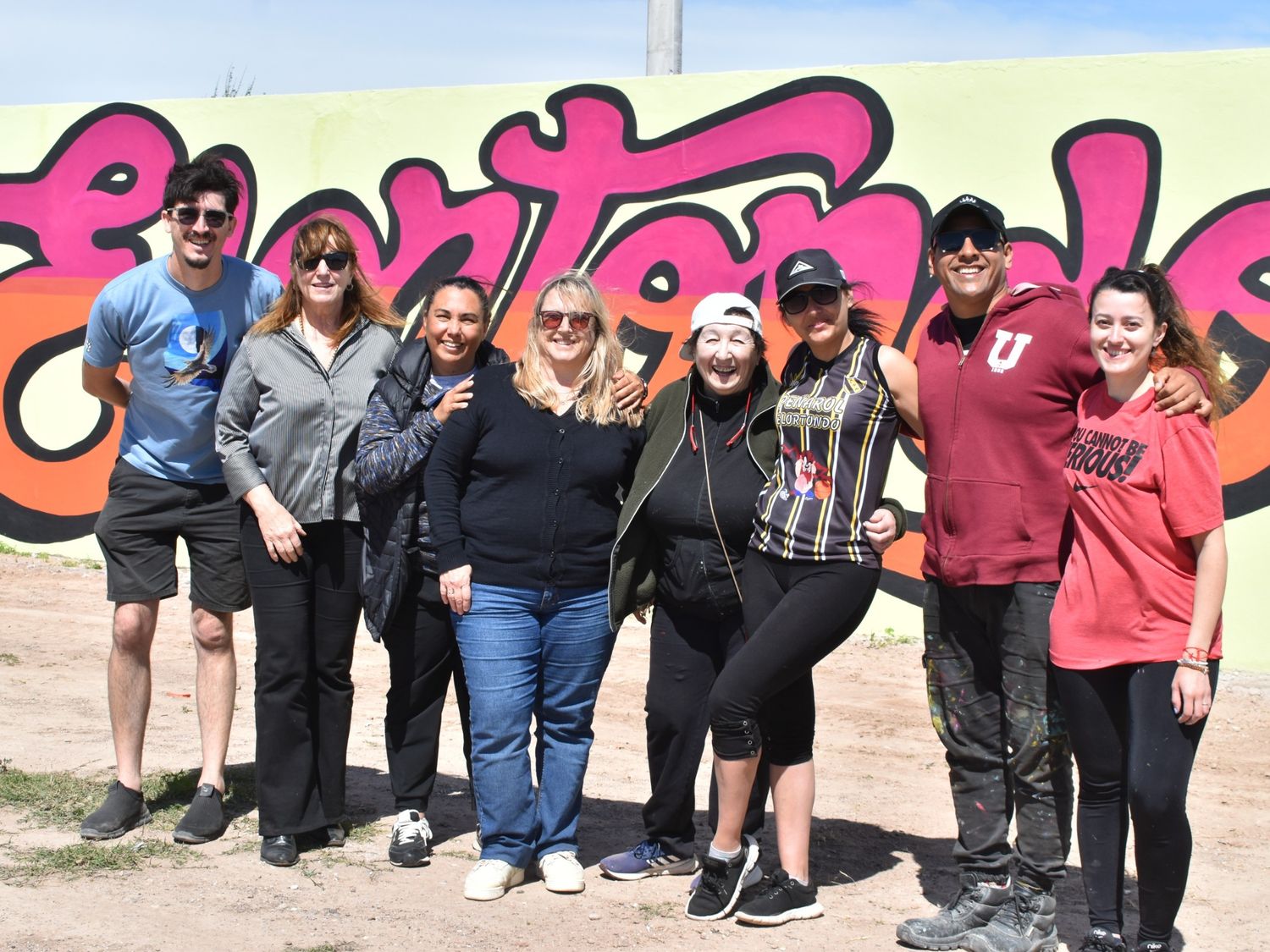 El mural de 95 metros en el acceso Lustig y Marcelo T. de Alvear, realizado por Sergio “Puma” Herrera con artistas locales, ya es parte del patrimonio cultural del pueblo.