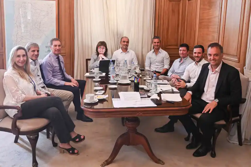 Antes de la reunión de mesa política, Adorni reapareció en “X” con mensajes irónicos sobre su situación judicial