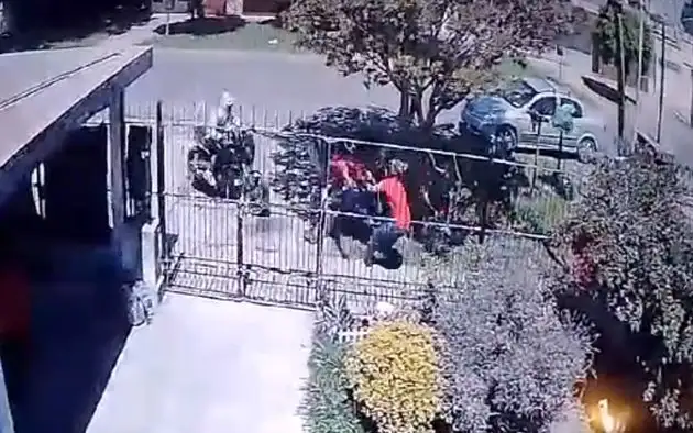 Todo quedó grabado por una cámara de seguridad.