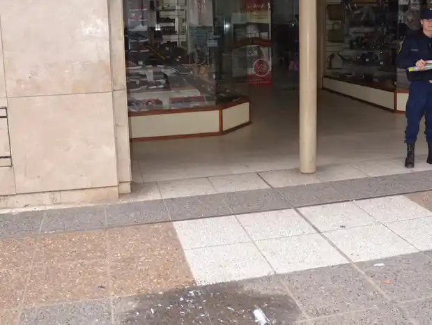 Una trans le partió una botella en la cabeza a un policía en el centro