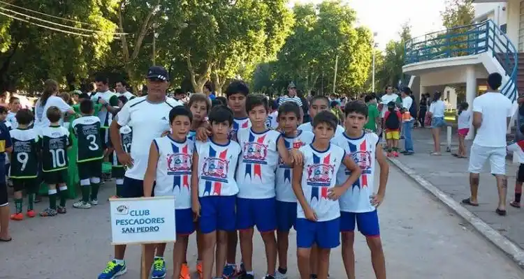 Pescadores a paso firme en Salto