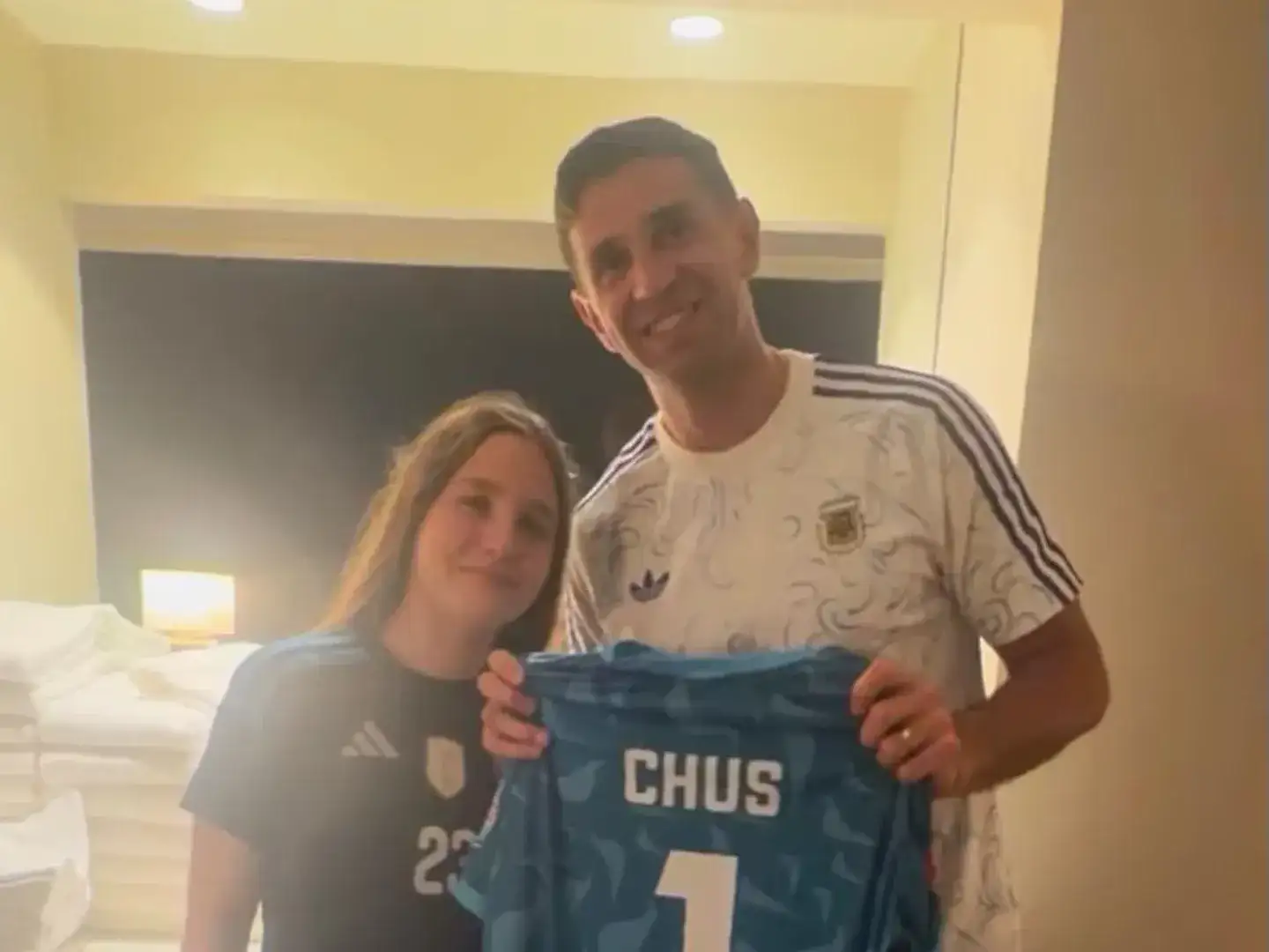 Ni fiesta ni Disney: Eligió viajar al Mundial para festejar sus 15 y recibió un regalo sorpresa de Dibu Martínez
