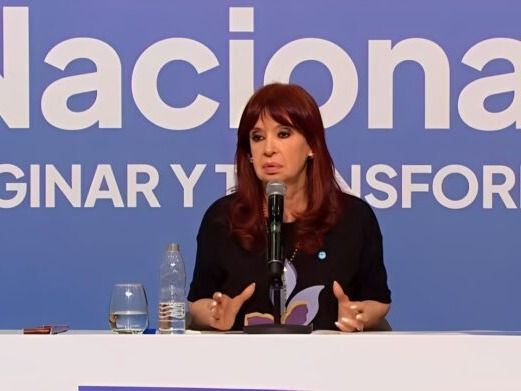 Cristina advirtió que el país vive “una descomposición institucional” y afirmó que Milei “no se la banca solo”