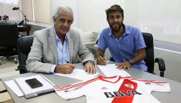 Hay capitán para rato: Leo Ponzio renovó hasta junio de 2018