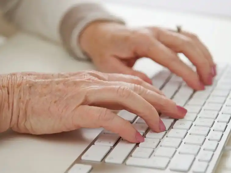 Capacitación en informática básica para adultos mayores