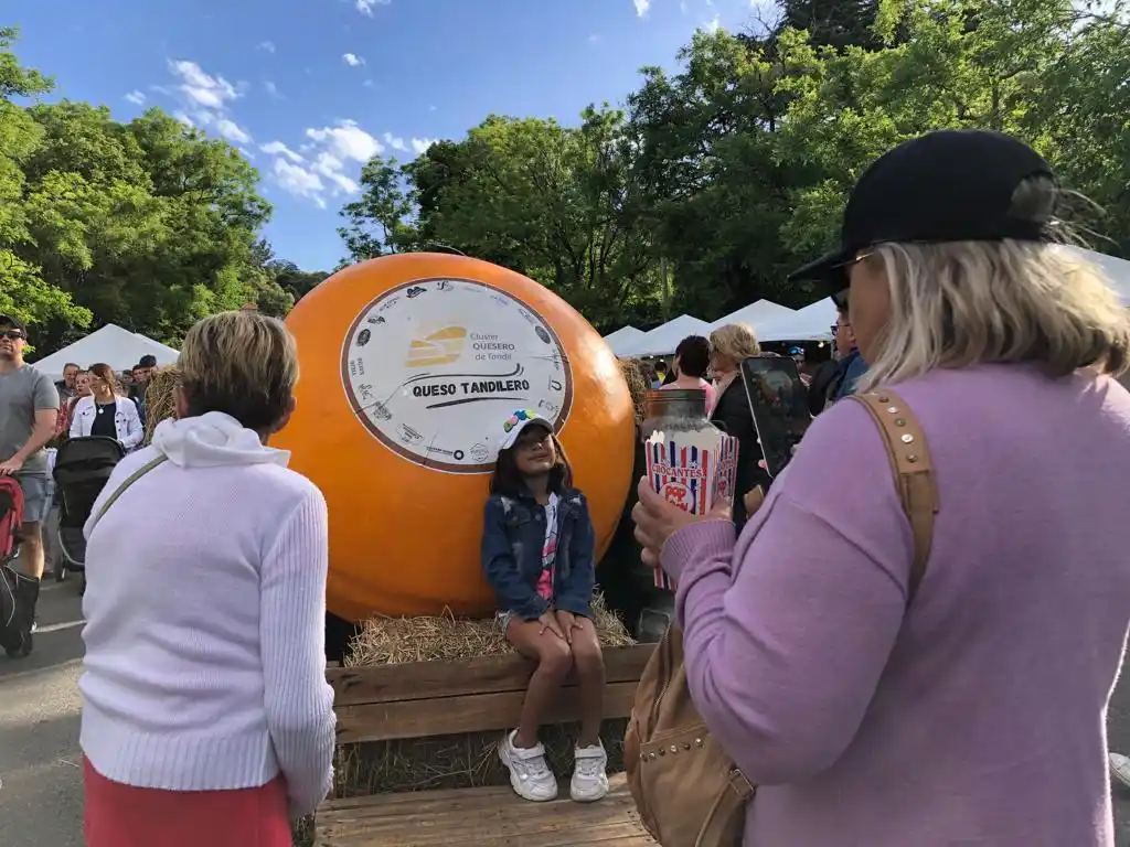 Así se vivió el cierre de la 5ta Fiesta del Queso, con la diagonal Illia repleta