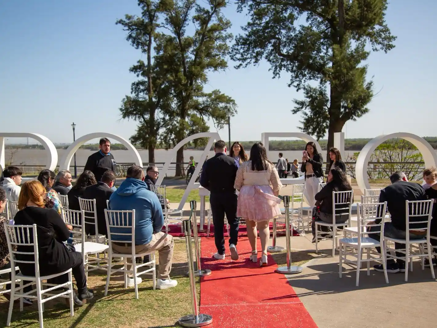 Abrieron las inscripciones para poder casarse en el Pasaje Luetich y en el Rosedal del Parque Independencia.