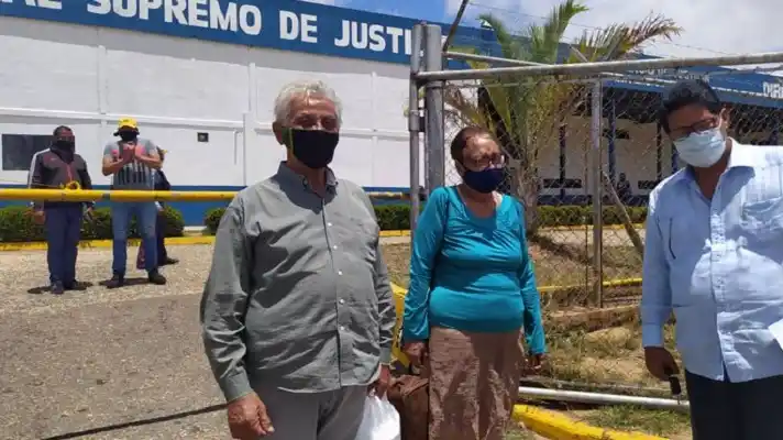 TIENEN MEDIDAS CAUTELARES: excarcelan a escritores que satirizaron sobre una «coronaboda»