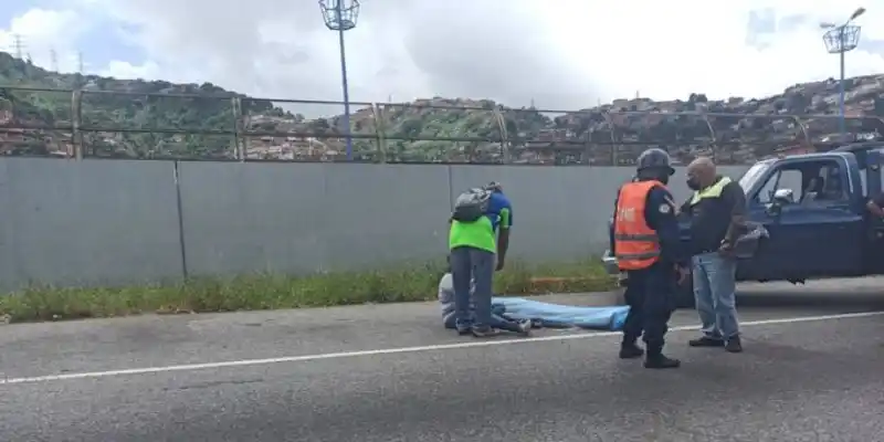 Motorizado muere al quedar enganchado de una guaya en la Fajardo
