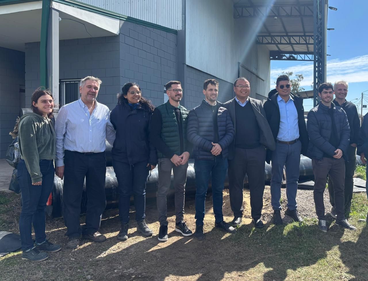 Representantes chinos junto al intendente en el Complejo Ambiental