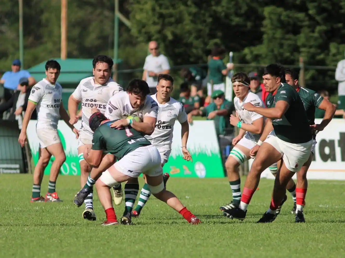 Guido Riva avanza apoyado por Gorelik.

Foto: Silvia Iparraguirre.