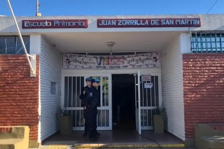 Les salió mal: quisieron imitar un desafío de TikTok y terminaron explotando el baño de la escuela