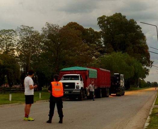 Camión perdió parte de su carga de maíz en General Alvear