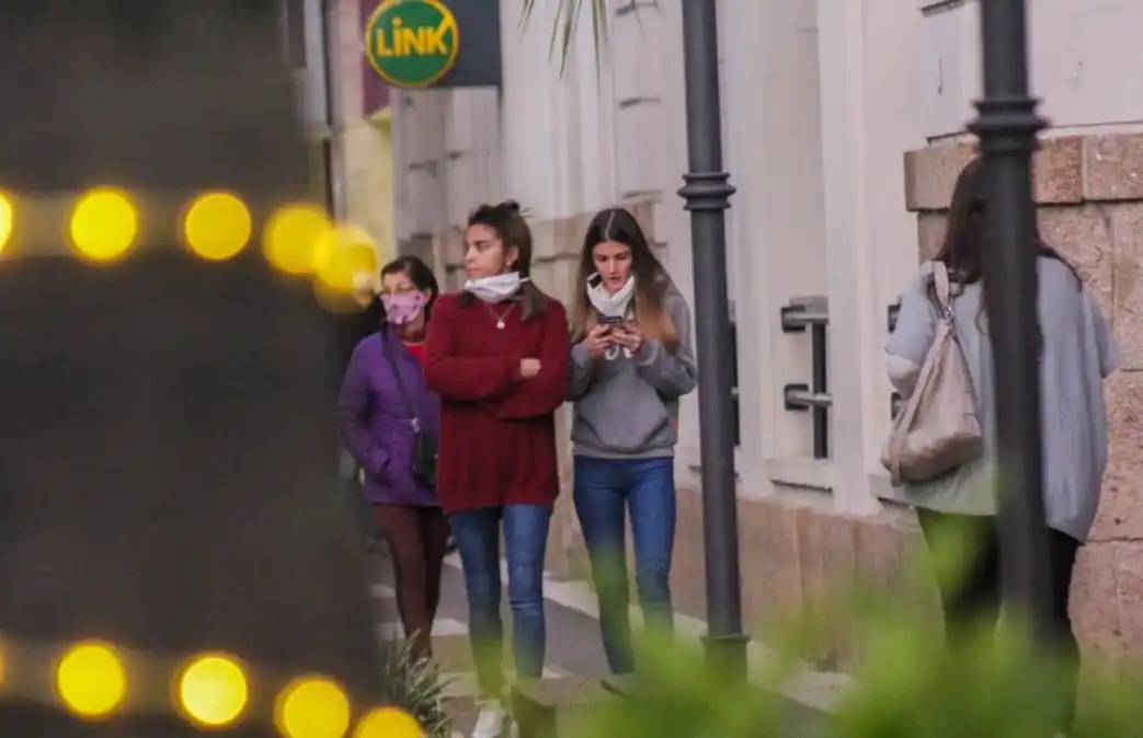 pstrongemLos comerciantes argumentan que el movimiento de potenciales clientes comienza alrededor de las 18, cuando deben cerrar./em/strong/p