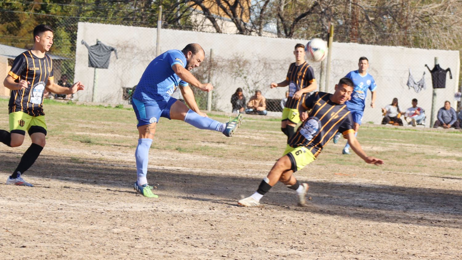 Juventud y Salto grande ganaron y sigue la brecha de tres puntos