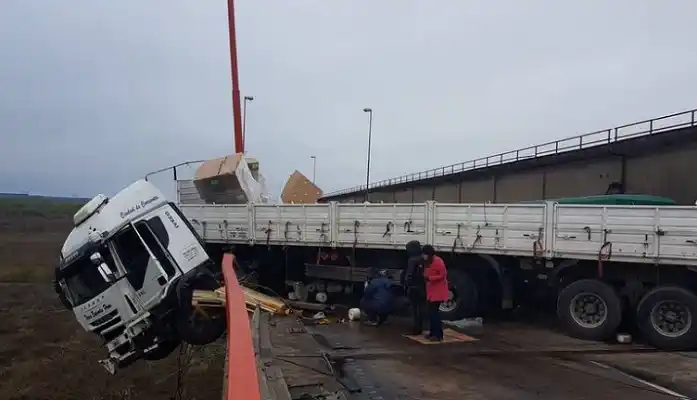 Camión quedó colgado de uno de los puentes de Zárate Brazo Largo