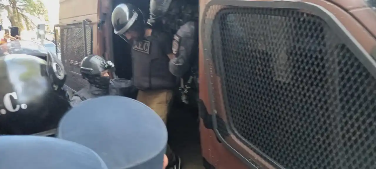 Bajo un fuerte operativo policial, Pablo Laurta llegó a Concordia