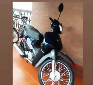 Arrojan al piso a una mujer de 65 años y le sustraen su moto