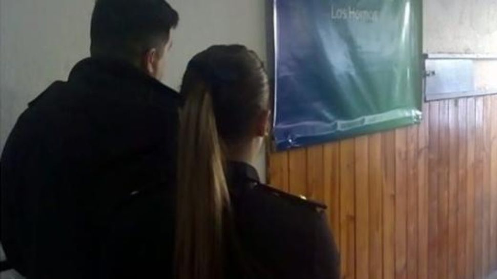 Denunciaba a su novio por violencia de género, pero él entró a la comisaría y la ahorcó