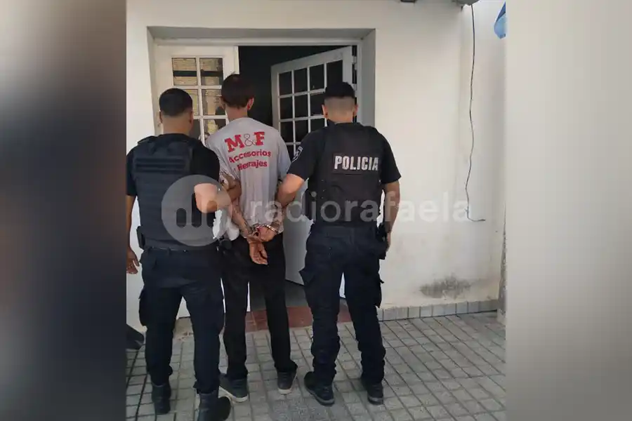 Estaba desobedeciendo una orden judicial y cuando fue la policía atacó y lesionó a agentes